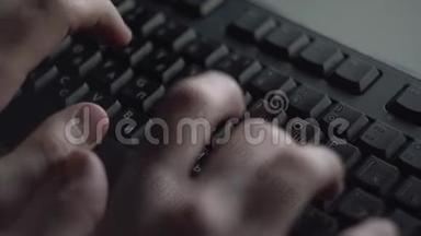 键盘上的人打字特写。 男子双手打字，黑色电脑键盘